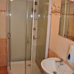 & فندق *