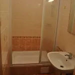 & فندق *